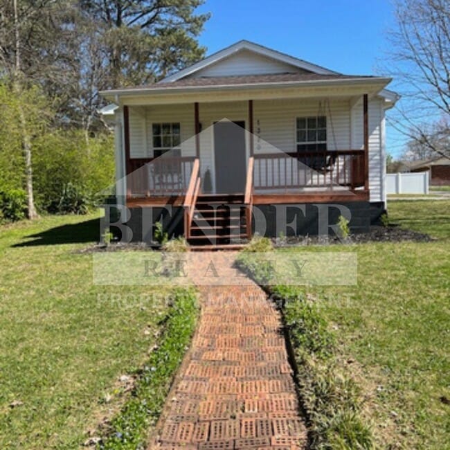 Building Photo - ADORABLE COTTAGE-STYLE HOME