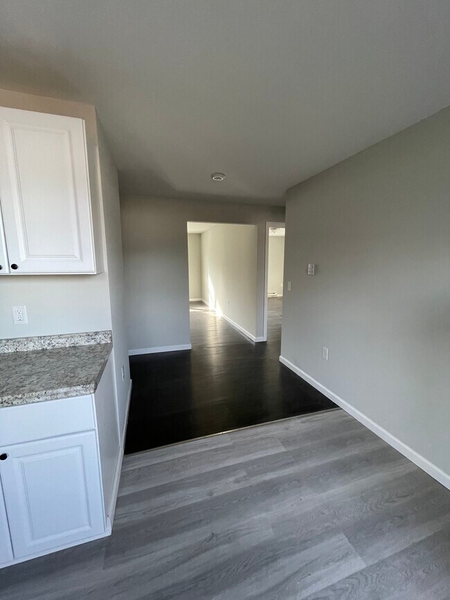 Hallway - 12 Baker Rd Unidad 1