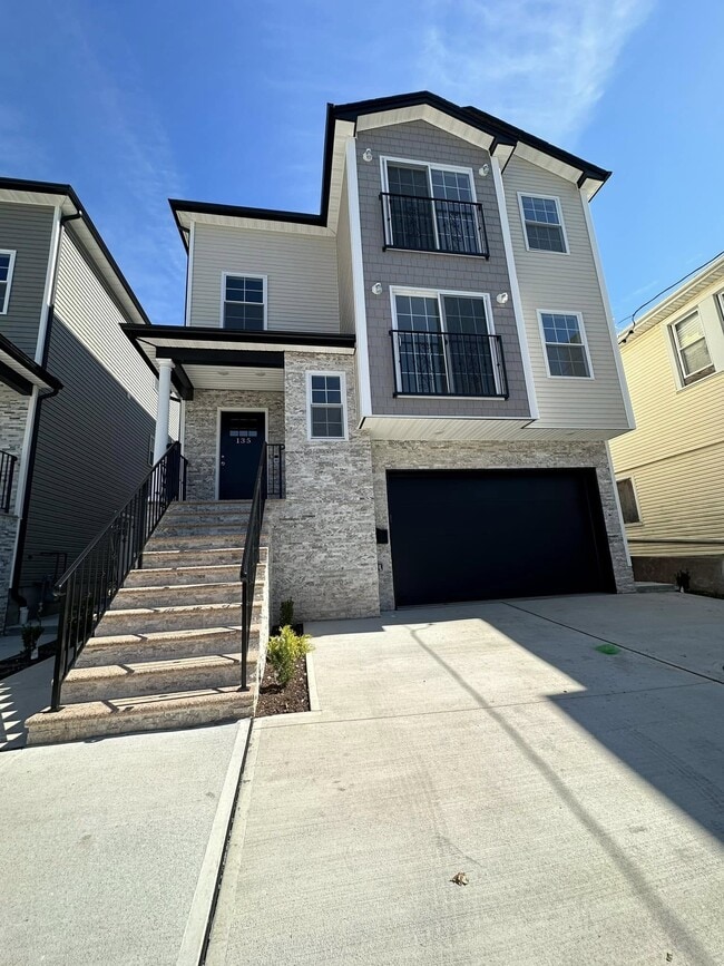 Building Photo - 135 Court St Unit 135