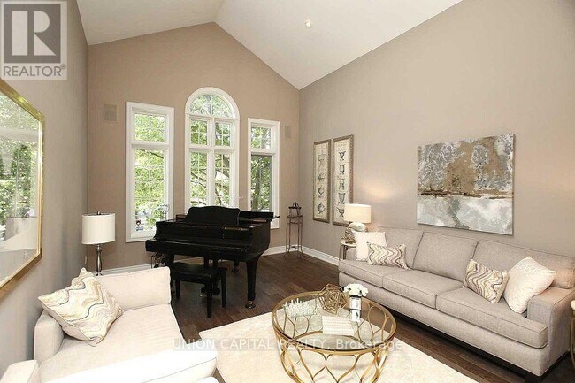 Photo - 75 Langtry Pl