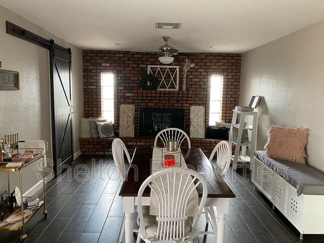 Photo - 1421 S Roberts Rd