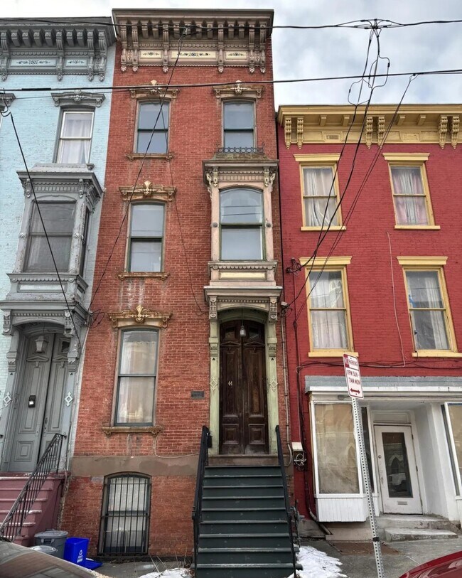 44 Clinton Ave Unidad 2 Brownstone