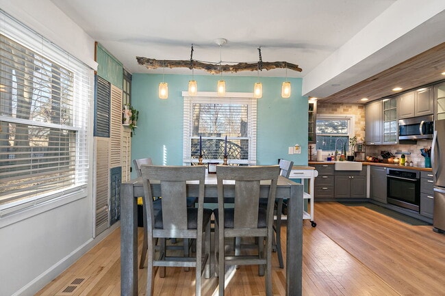 Photo - 614 N Hough St