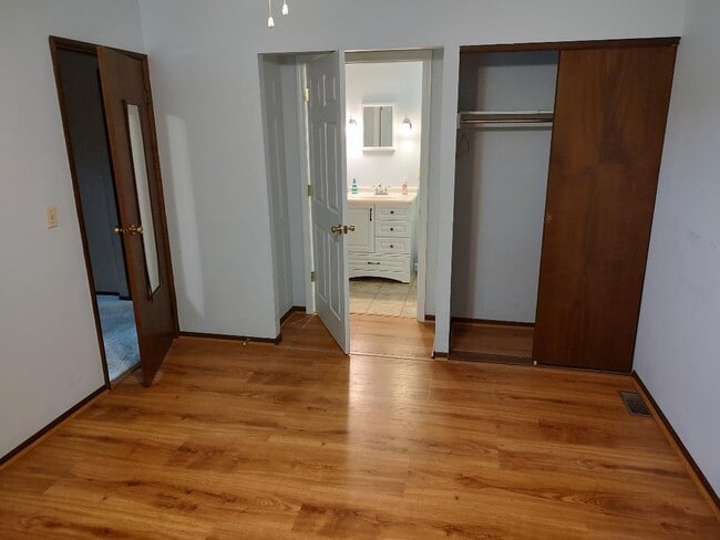 Master Room - 247 Otterbein Dr Unit 247