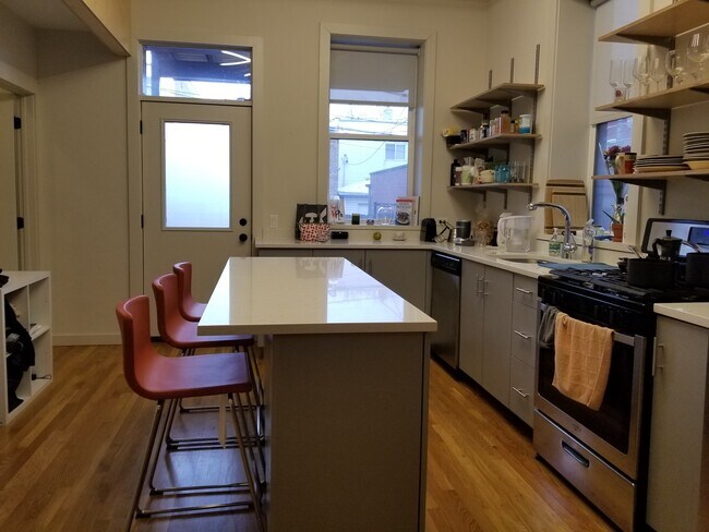 Photo - 1135 N Damen Ave Unidad 2R