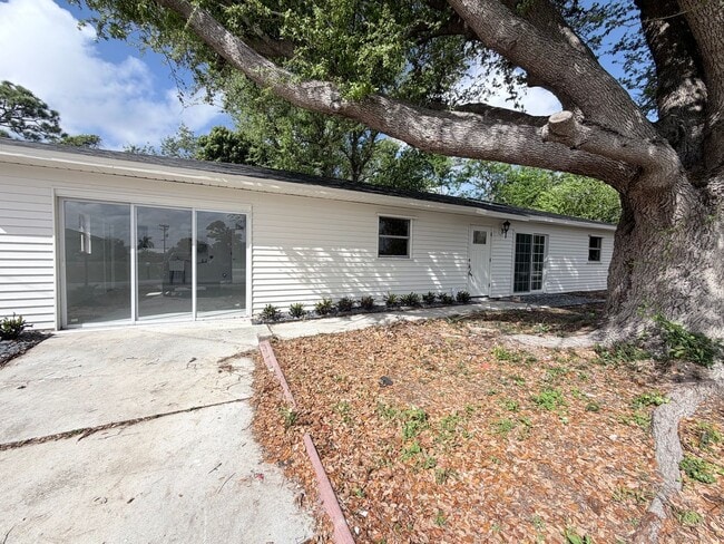 Building Photo - SECTION 8!!! 3/2 pool home with 2 BONUS ROOMS AVAILABLE 09/01/2026