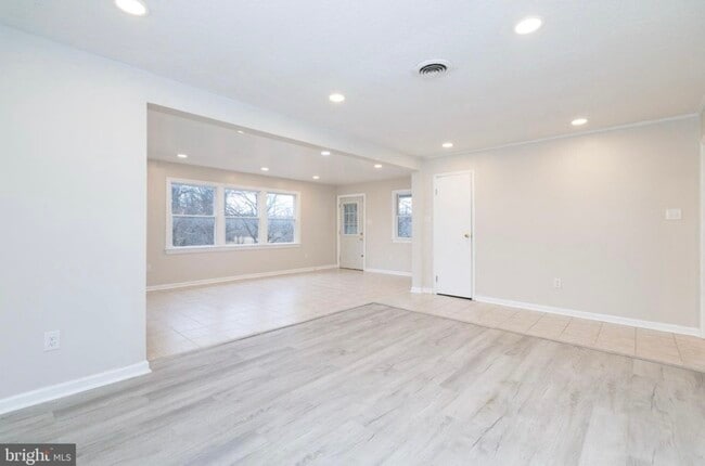 Photo - 6731 Middle Rd