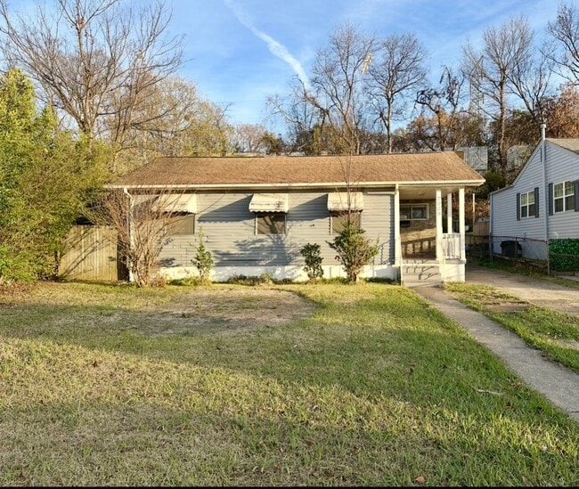 Building Photo - 2009 Hollins Dr