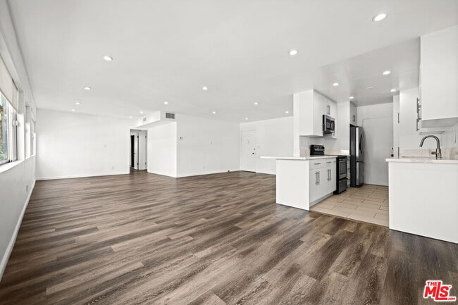 Photo - 136 S Palm Dr Unit 301