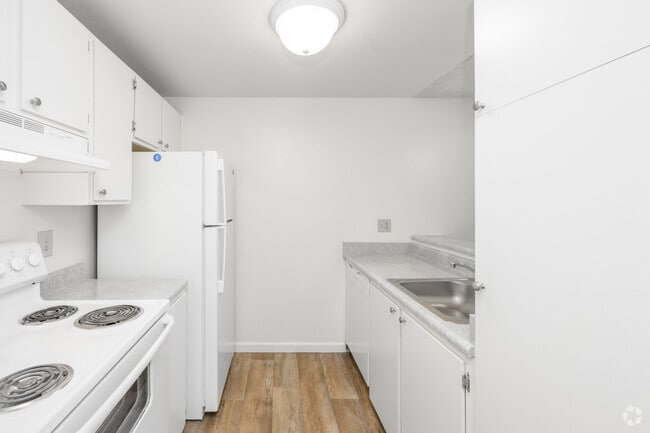 1BR, 1BA - 680SF - Kitchen
