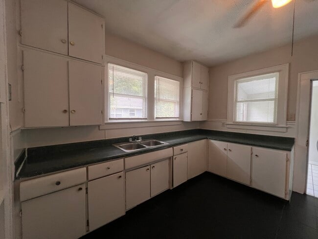 Photo - 343 W 40th St