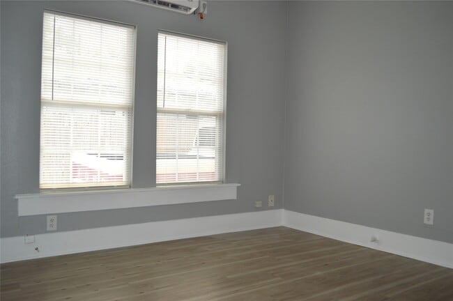 Building Photo - 303 Vincent St