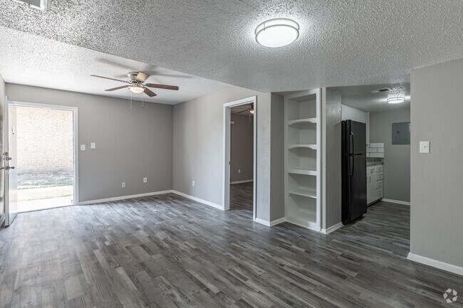 3BR, 1BA - 940SF