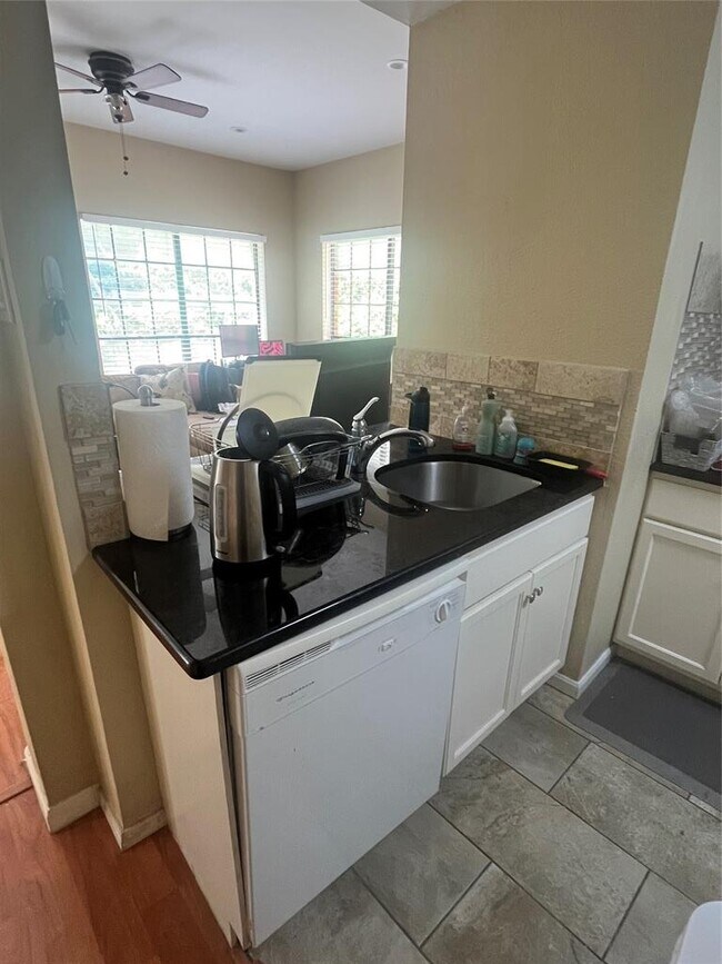 Photo - 712 W 21st St Unit 201