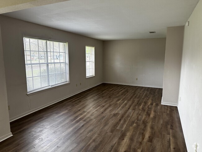 Building Photo - 128 Royal Ln Rental