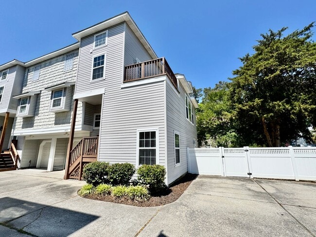 Building Photo - A Chesapeake Bay Townhome w/Garage, Available NOW! 2 Downstairs Bedrooms - Pet Friendly - 2 Balco...