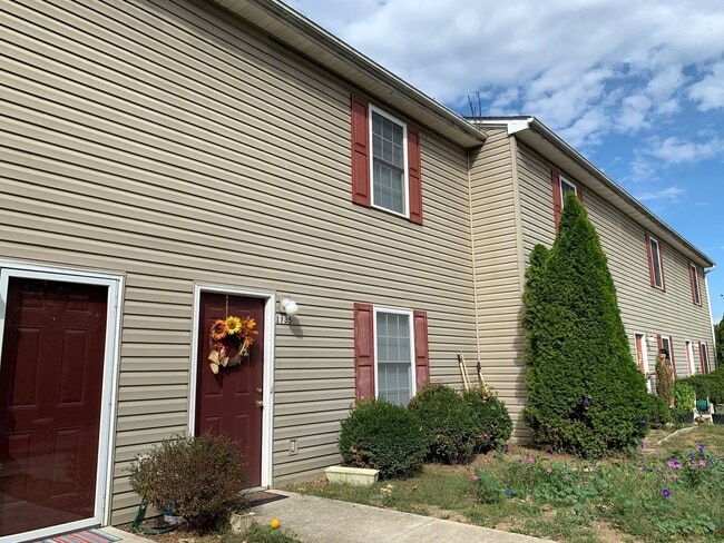 Building Photo - 2 Bedroom 2.5 Bath Townhouse