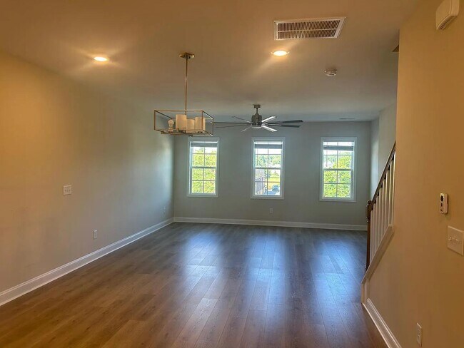 Photo - 1024 Gateway Commons Cir
