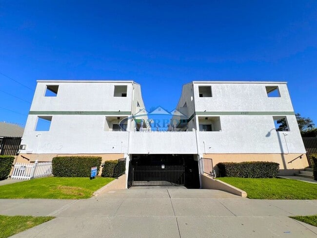 Building Photo - 4567 W 159th St Unit 5