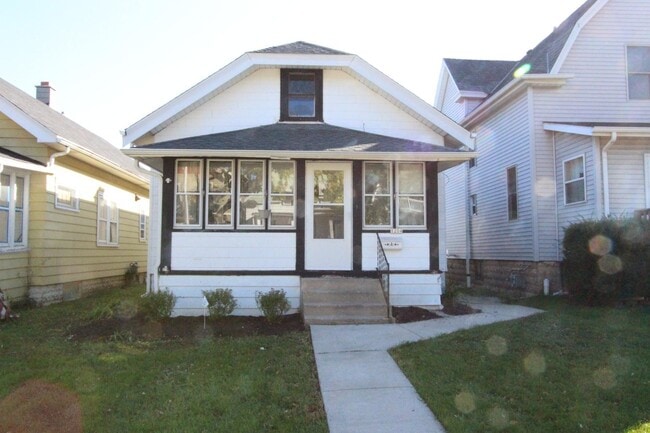 Building Photo - 3 bedroom 1 bath West Allis home with granite counters and 2 car garage