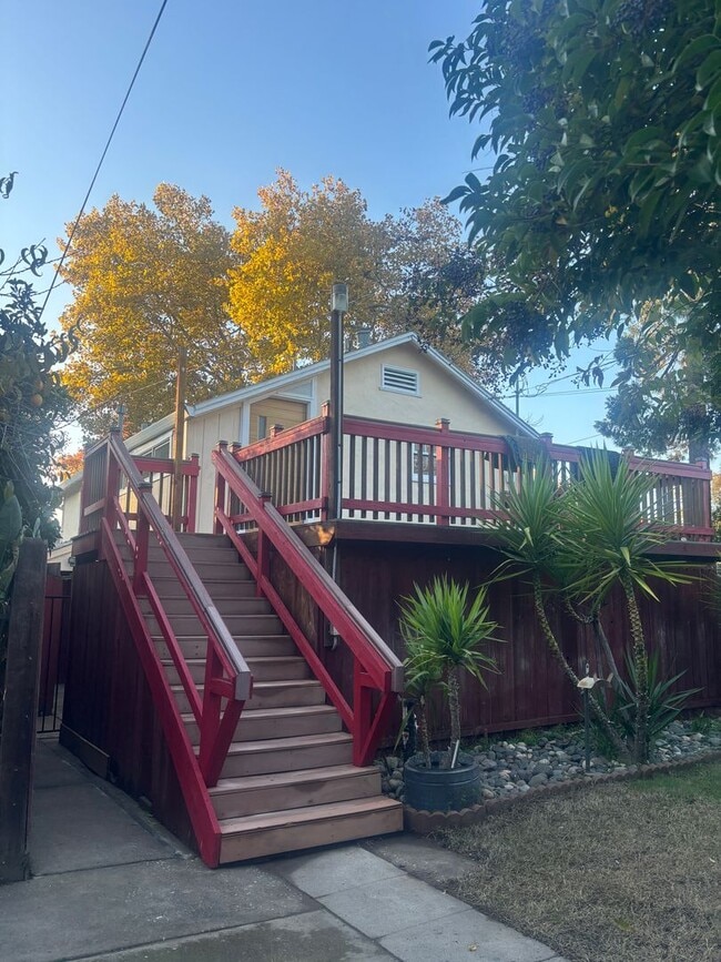 Building Photo - Central Roseville, 1 Bed, 1 Ba, Wall Air, Large Living Room, Bedroom Downstairs, Large Deck great...