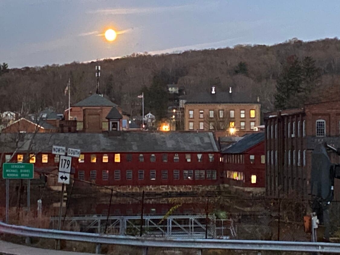 Photo - 54 Bridge St (Collinsville, CT)