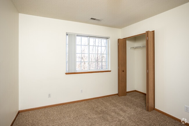 2BR, 1BA - 925 SF