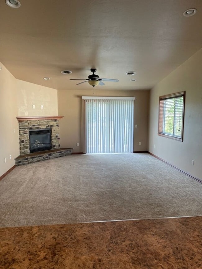 Building Photo - 2 Bedroom, 2 Bathroom Upper Available Rental