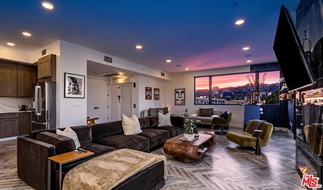 Building Photo - 137 N Doheny Dr Unit 2