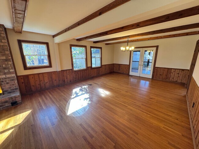 Photo - Stunning 5 Bedroom Home in Chapel Hill on ...