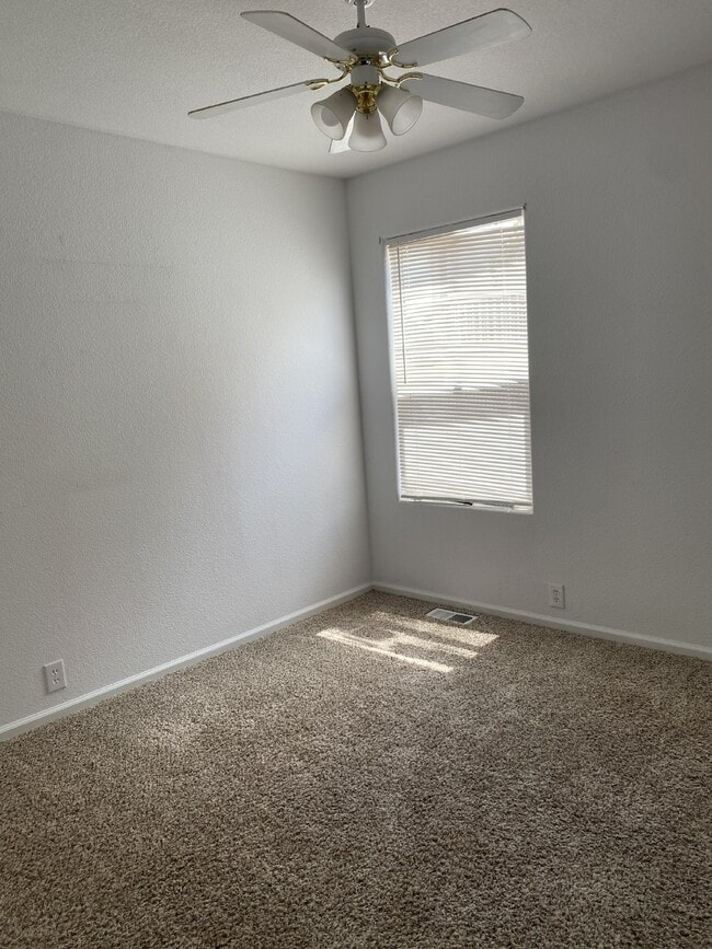 Photo - 3 bedroom - Brush Hollow