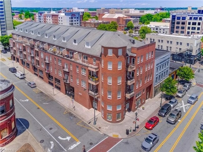 Building Photo - Spacious 2BR Apartment in the Heart of Downtown with Private Garage Parking