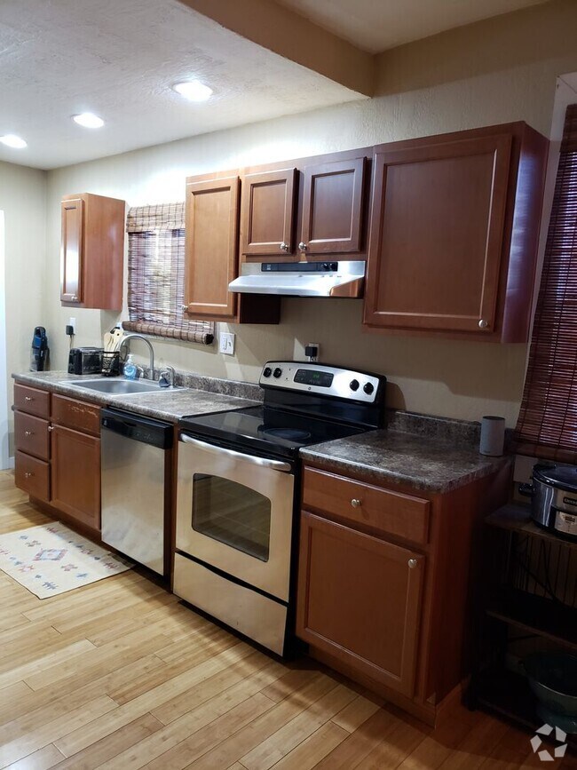 Building Photo - 114-43 1/2 43rd 1/2 St Rental