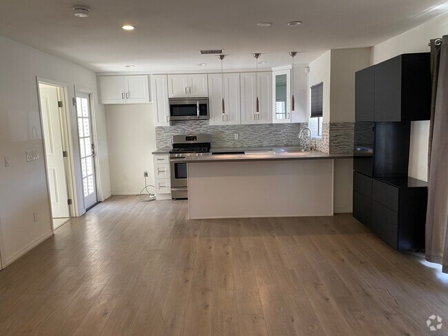 Building Photo - 1801 Victory W Blvd Rental