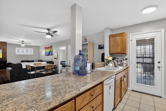 Photo - 123 E Erie Dr