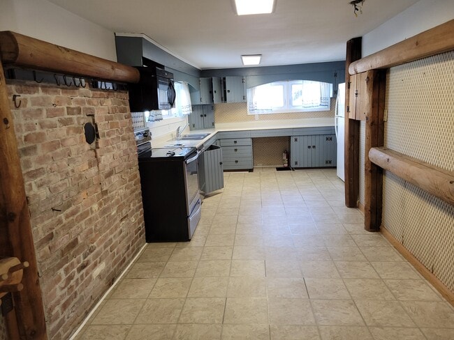 Kitchen - 40 Rootville Rd Unit 40A