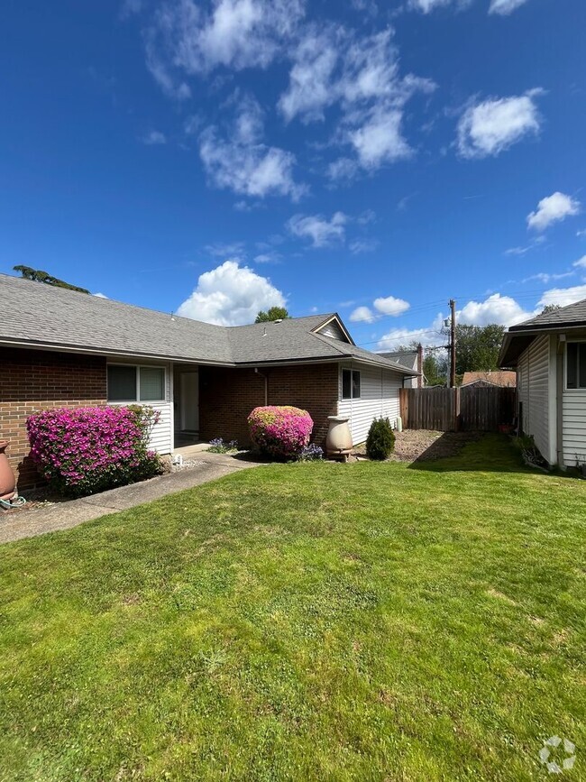 Building Photo - Updated 2-Bedroom Duplex in Prime Beaverto... Rental
