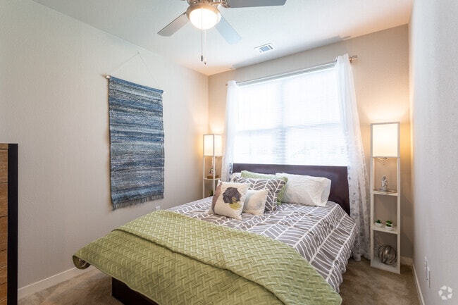 2 BR, 2 BA 919 SF