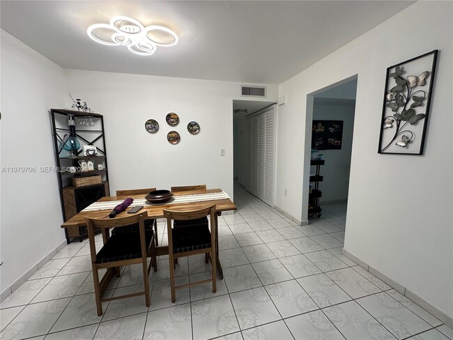 Building Photo - 9440 W Flagler St Unit 305