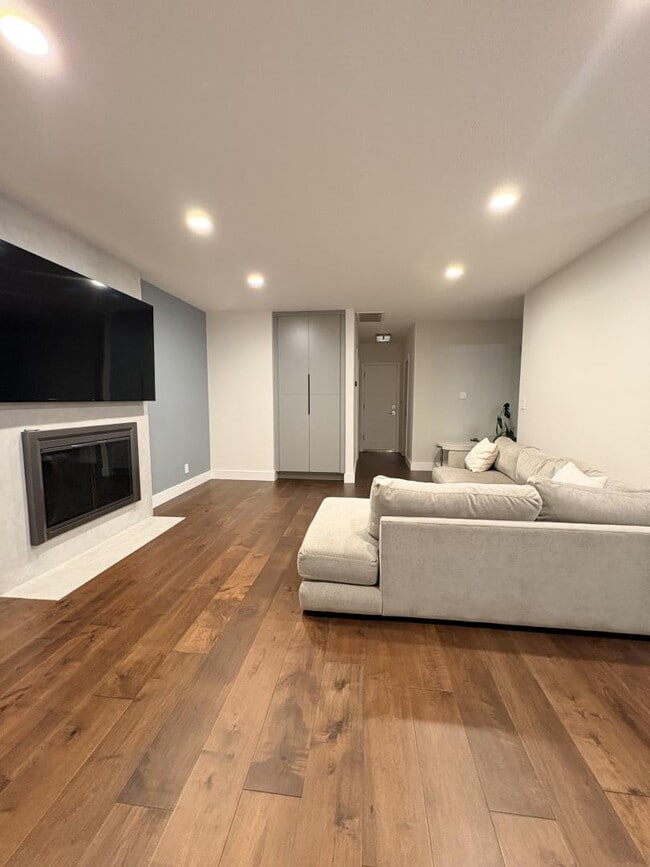 Building Photo - 1204 Lubich Dr