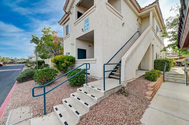 Spacious 2 Bedroom Condo in Gated Community! - Spacious 2 Bedroom Condo in Gated Community!