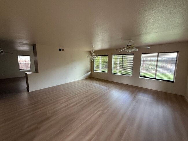 2424 Sandpiper Ln