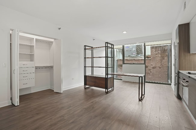 Building Photo - 310 W Hubbard St Rental