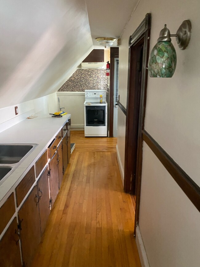 Hallway kitchen area - 8 Rock Ter Apartments Unit 3