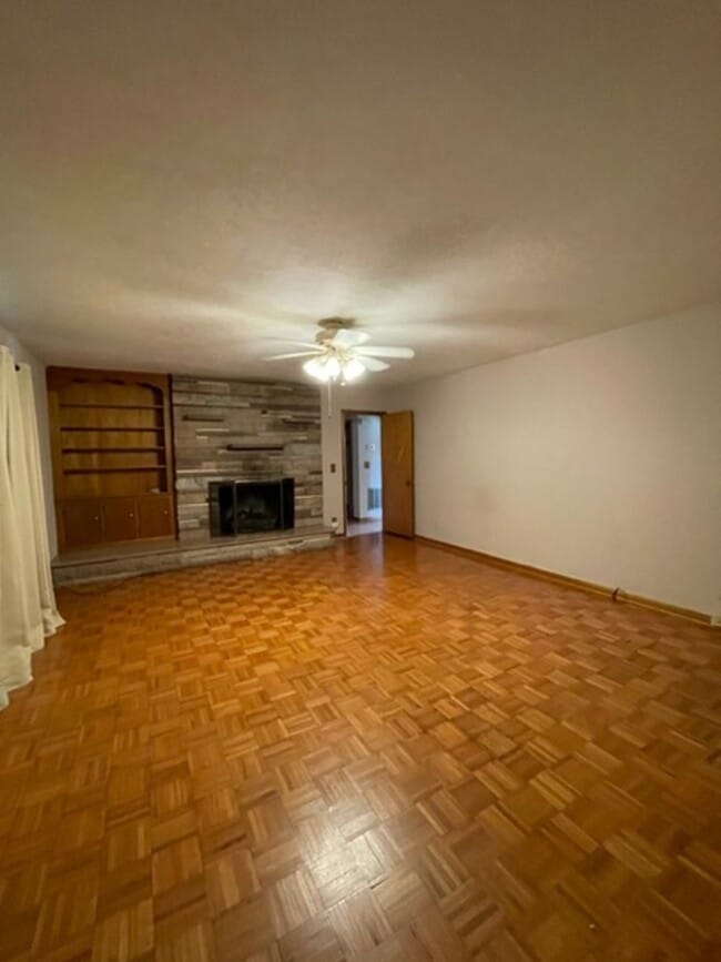 Photo - Alcoa 37701 - 3 bedroom, 2 bath ranch home with a carport - Contact Debra Johnson (865) 591-8281