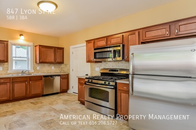 Photo - 847 Lyon St NE