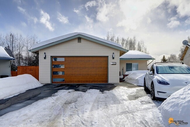 Building Photo - Fully Furnished Three Bedroom Executive Re... Rental