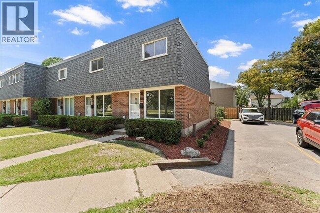 Photo - 272 Victoria St S