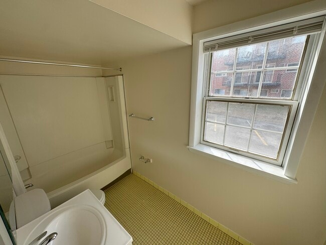 bathroom window - 2 S Swarthmore Ave Unit B8