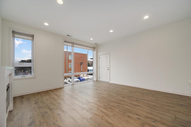 Photo - 4119 N Narragansett Ave Unidad 101